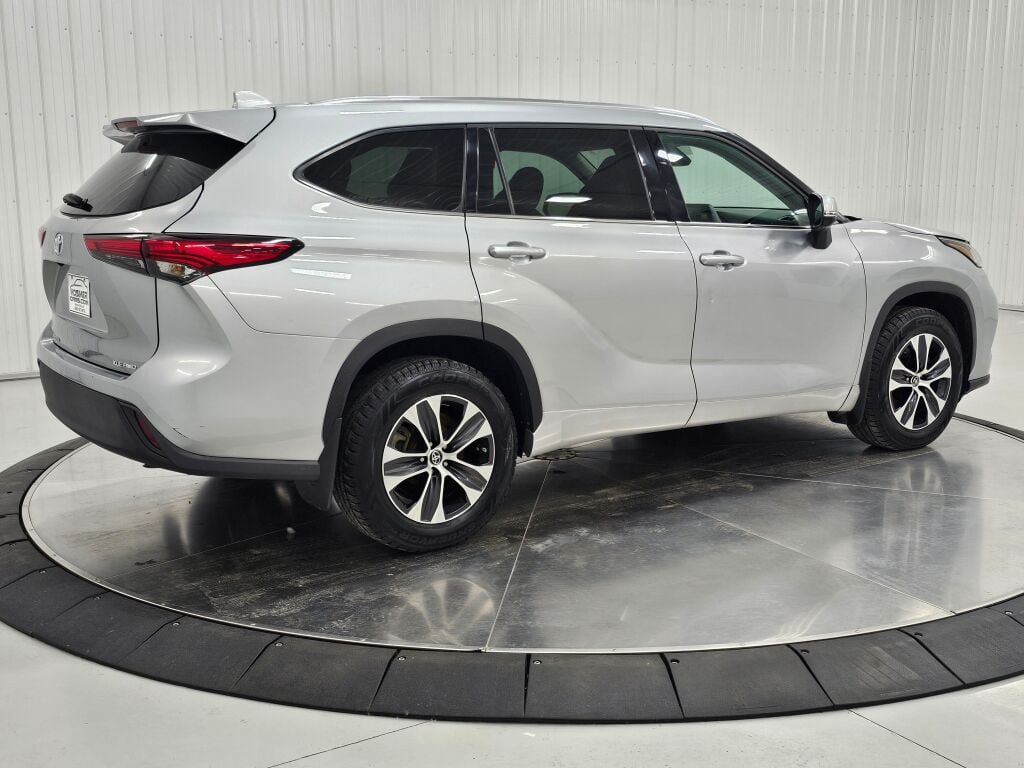 Used 2020 Toyota Highlander XLE AWD/4WD image 5