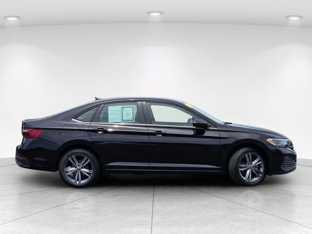 Used 2024 Volkswagen Jetta SE FWD image 3