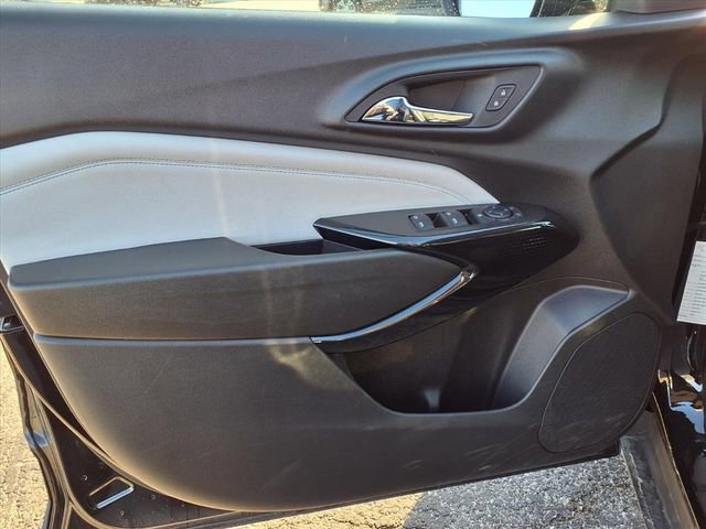 Used 2025 Chevrolet Trax LT w/ LT Convenience Package image 54