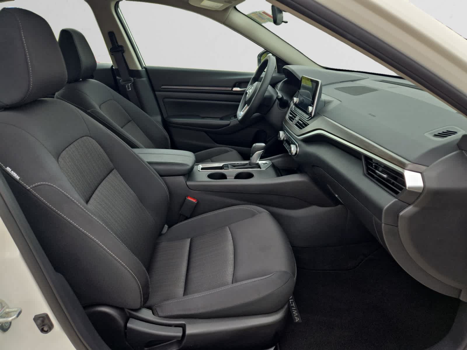 Used 2025 Nissan Altima 2.5 SV FWD image 15