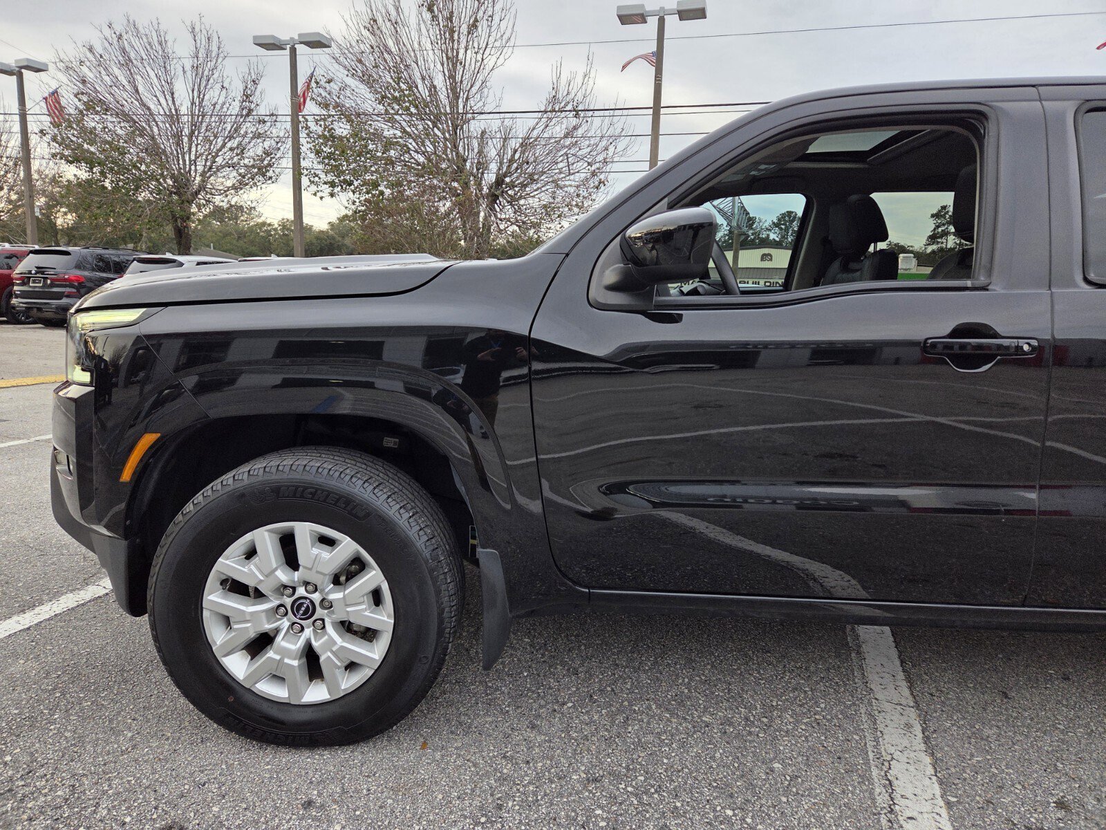 Used 2022 Nissan Frontier SV w/ SV Premium Package image 2