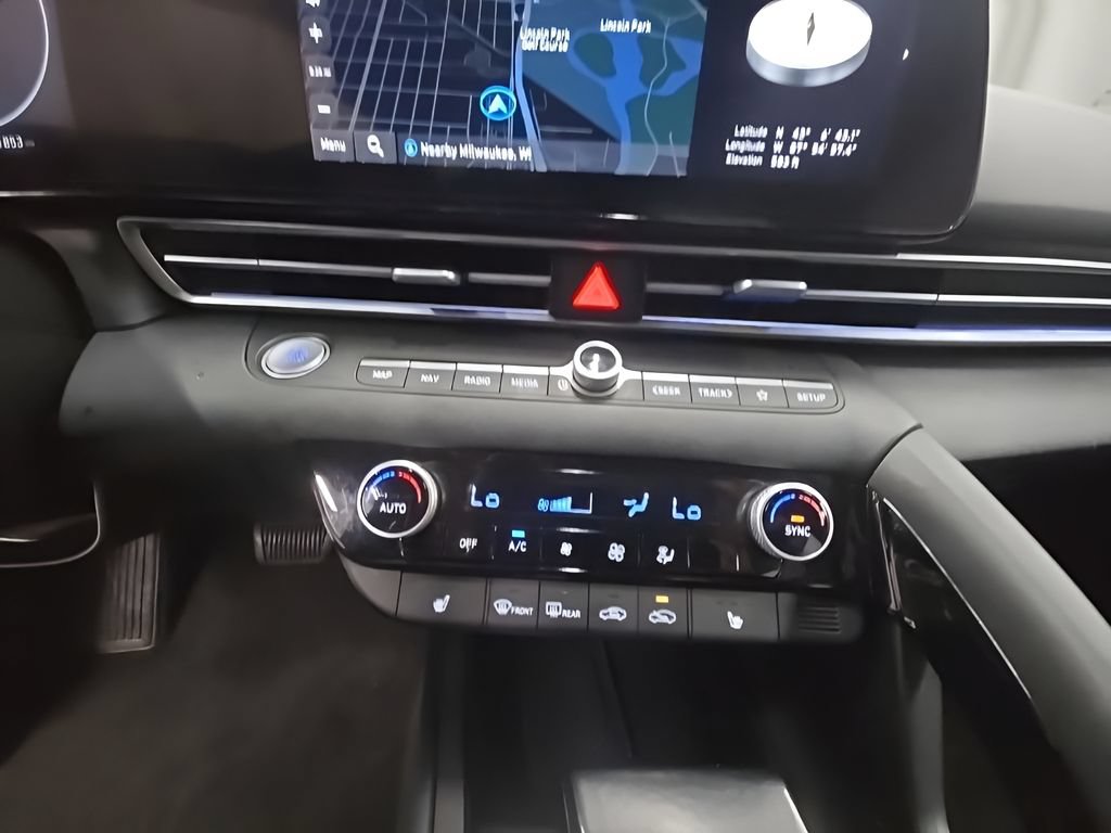 Certified 2025 Hyundai Elantra Limited FWD image 34