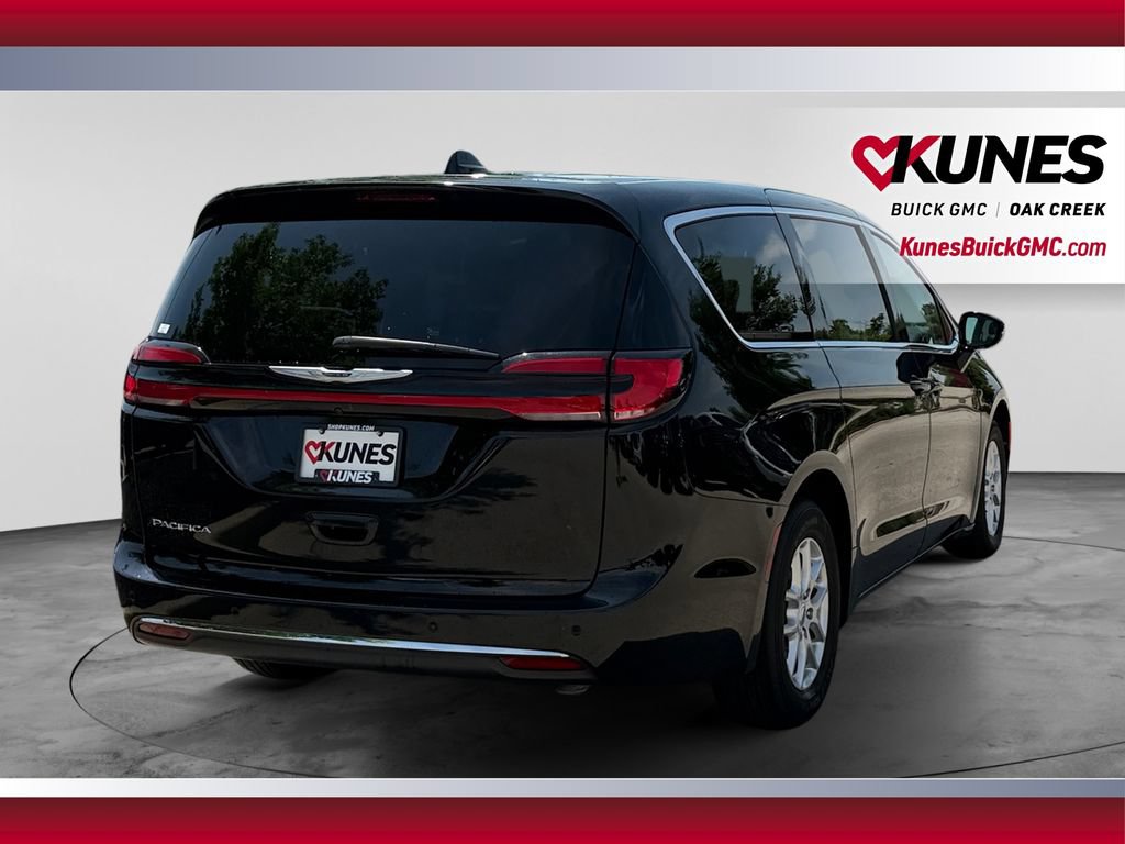 Used 2024 Chrysler Pacifica Touring-L FWD image 10