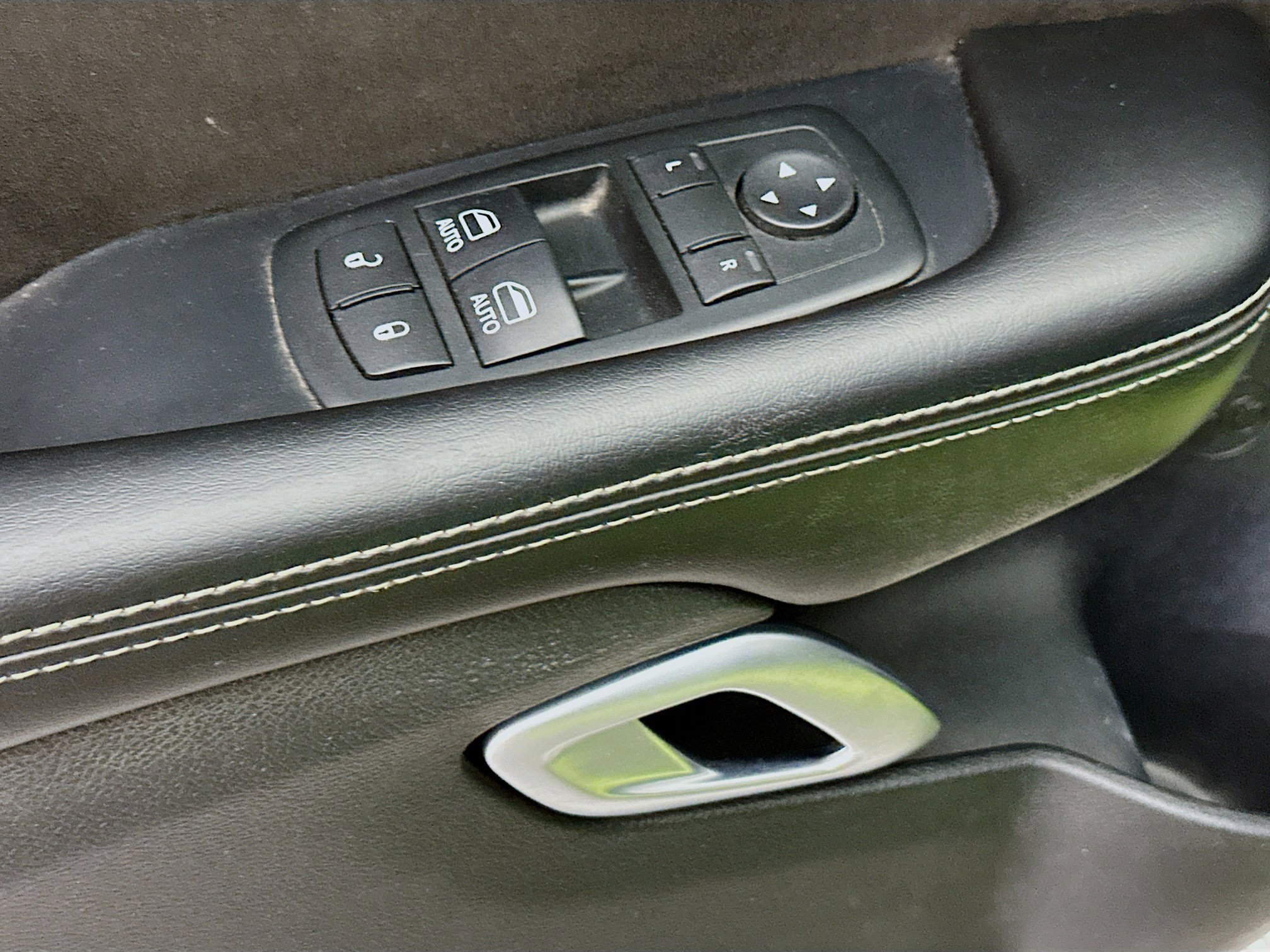 Used 2015 Dodge Challenger SRT w/ Technology Group RWD image 15