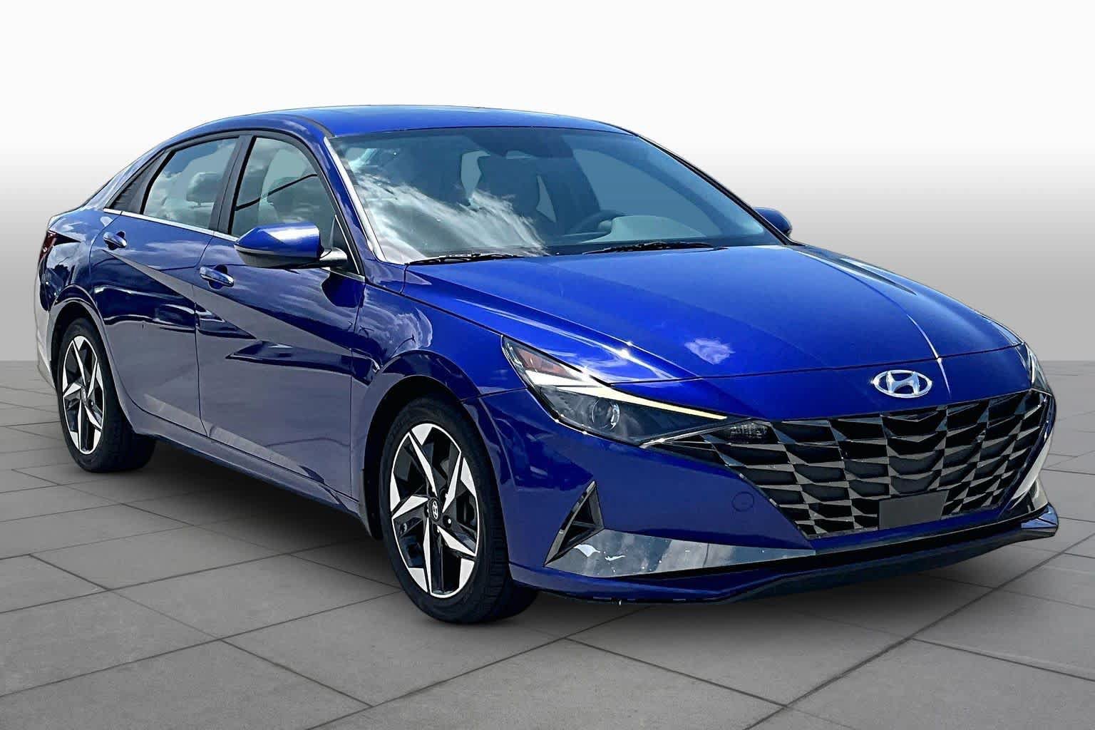 Used 2022 Hyundai Elantra SEL w/ Convenience + Premium Package FWD image 3