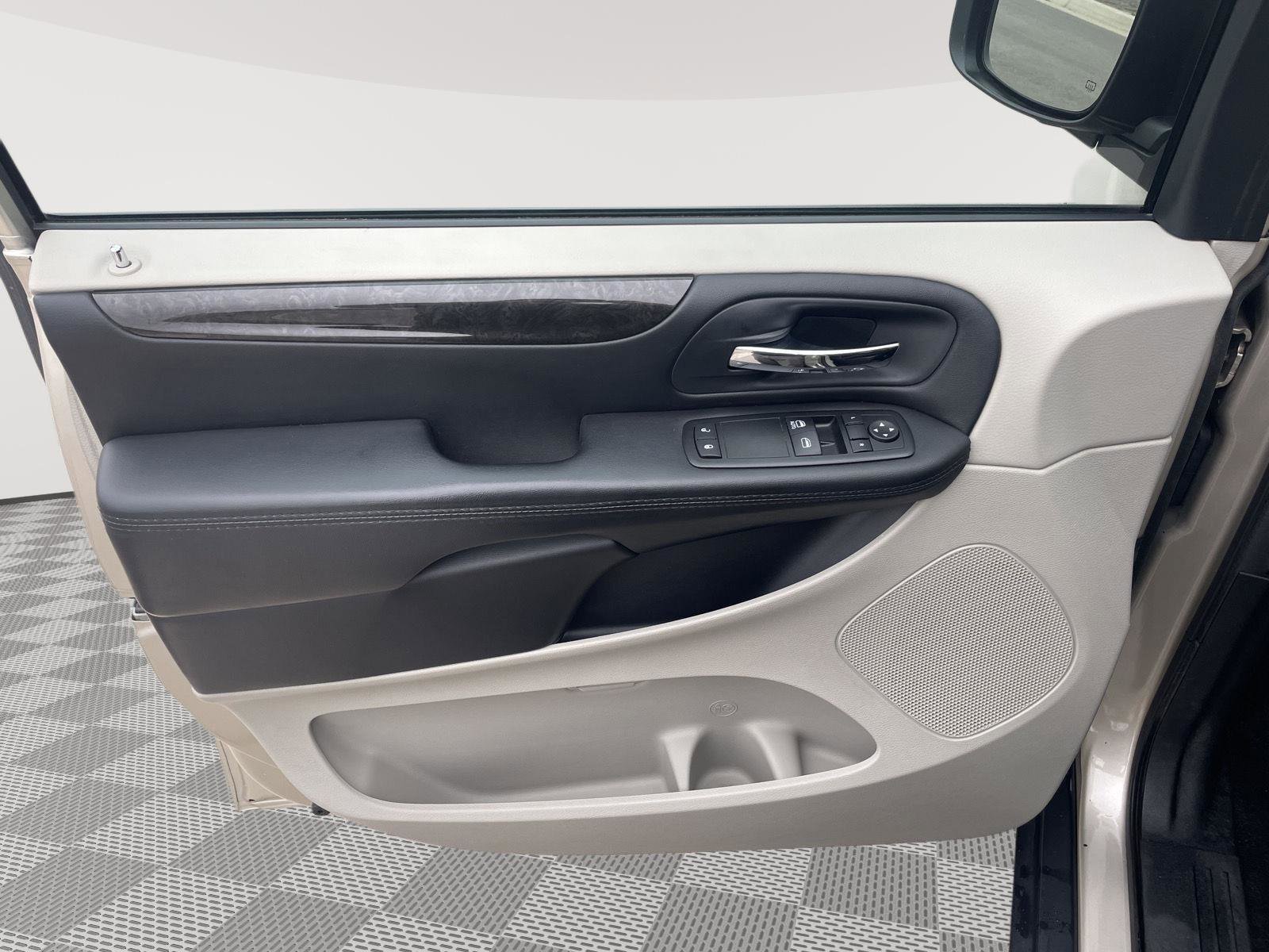 Used 2015 Dodge Grand Caravan American Value Package FWD image 21