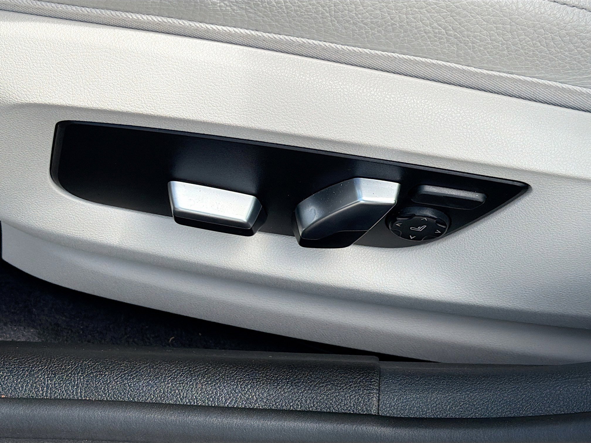 Used 2021 BMW 540i w/ Premium Package image 25