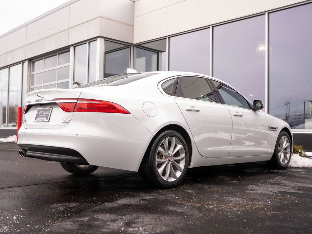 Used 2017 Jaguar XF Premium image 9