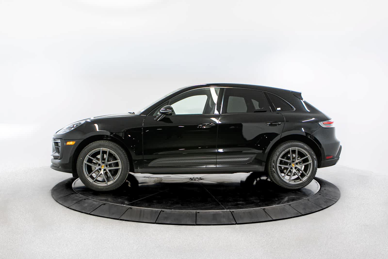 Certified 2022 Porsche Macan AWD/4WD image 2