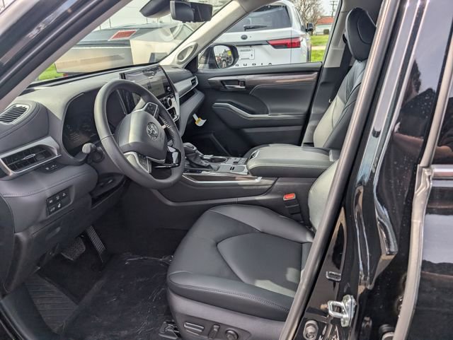 New 2026 Toyota Highlander Platinum image 13
