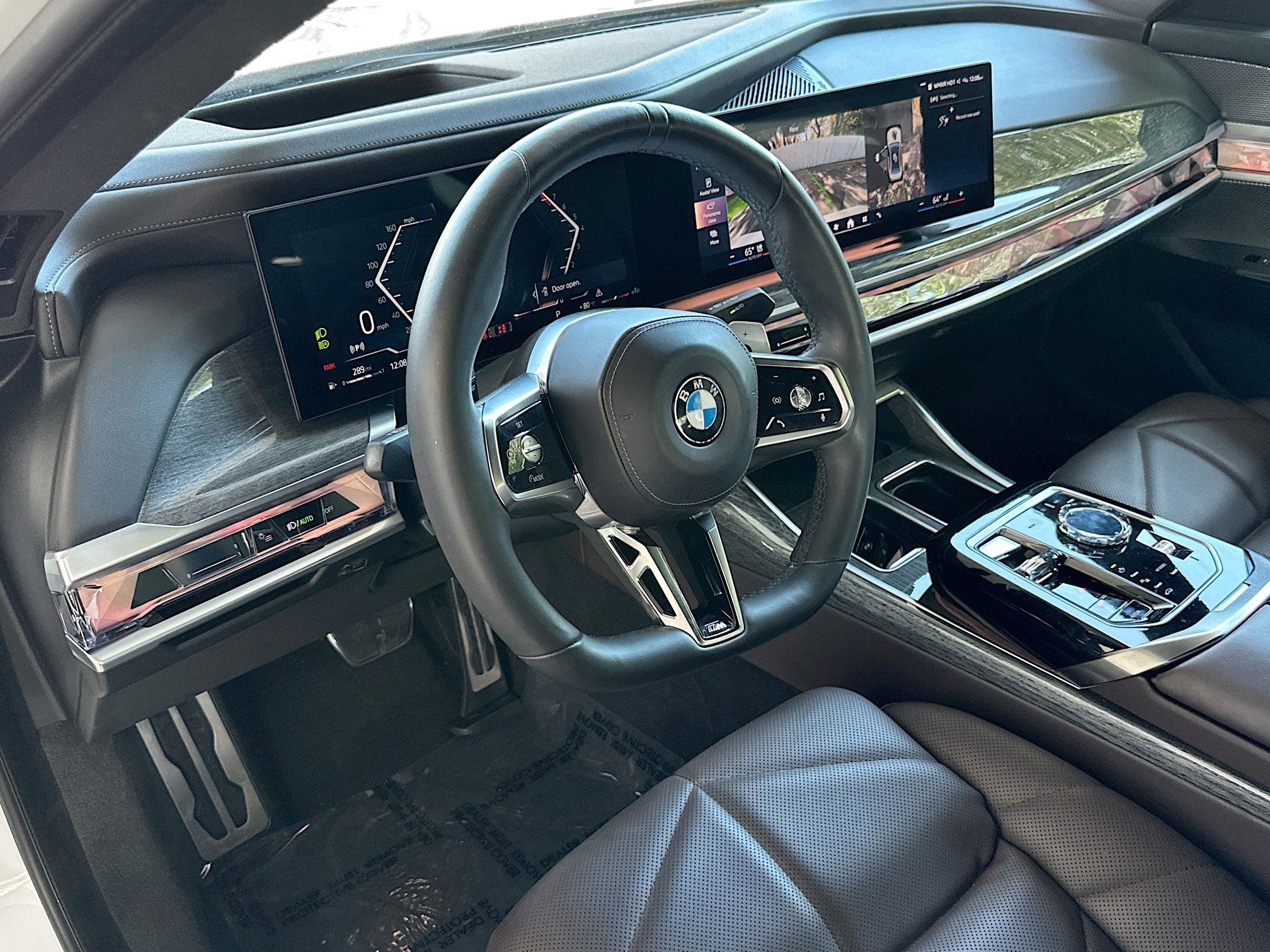 Used 2023 BMW 740i w/ Parking Assistance Package image 9