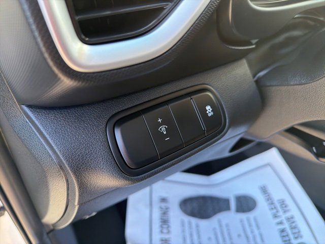 Certified 2025 Hyundai Venue SE image 18