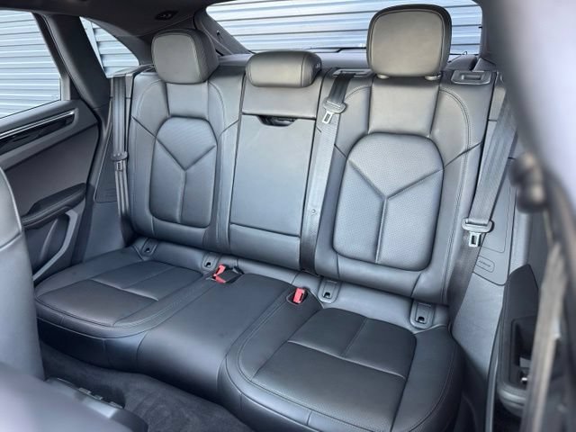 Certified 2026 Porsche Macan AWD/4WD image 34