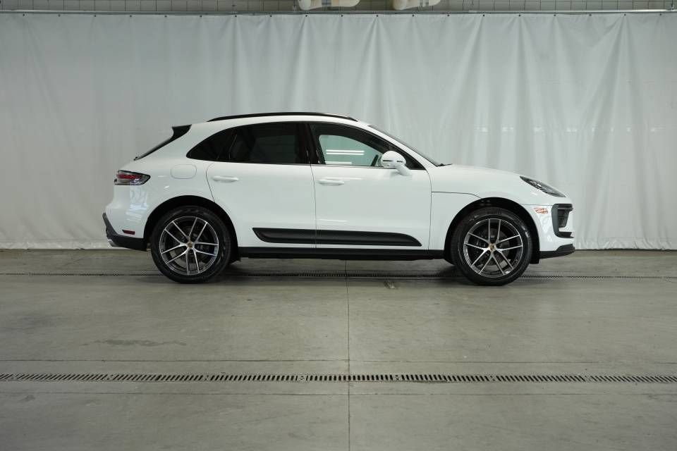 Certified 2025 Porsche Macan AWD/4WD image 8