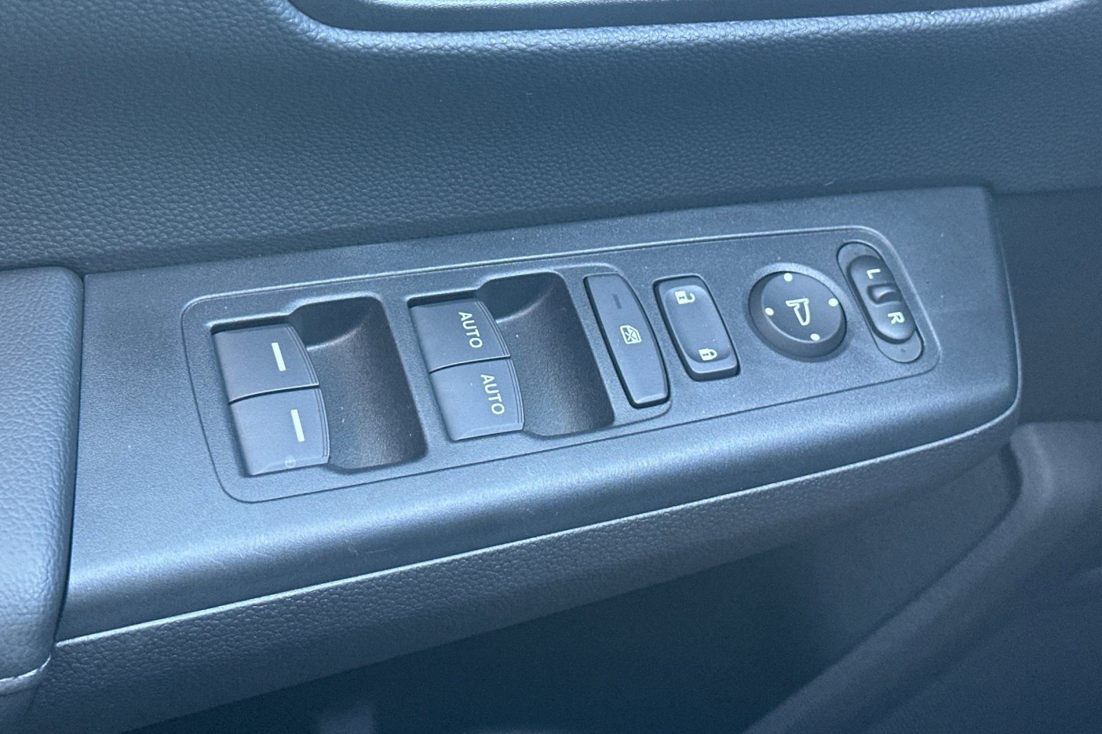 Used 2025 Honda CR-V EX image 11