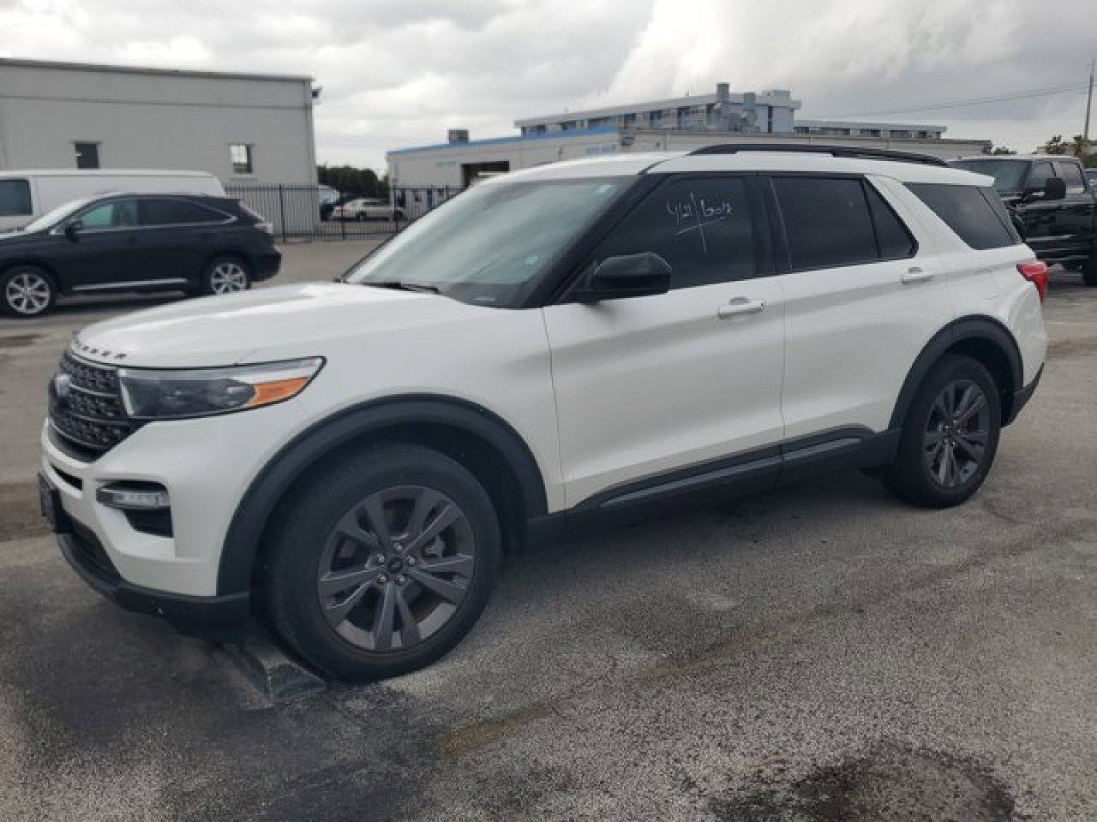 Used 2022 Ford Explorer XLT w/ Equipment Group 202A RWD image 2