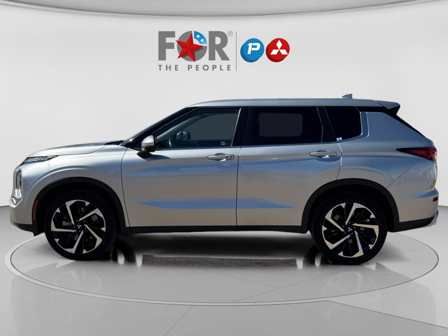 Used 2024 Mitsubishi Outlander SE image 2