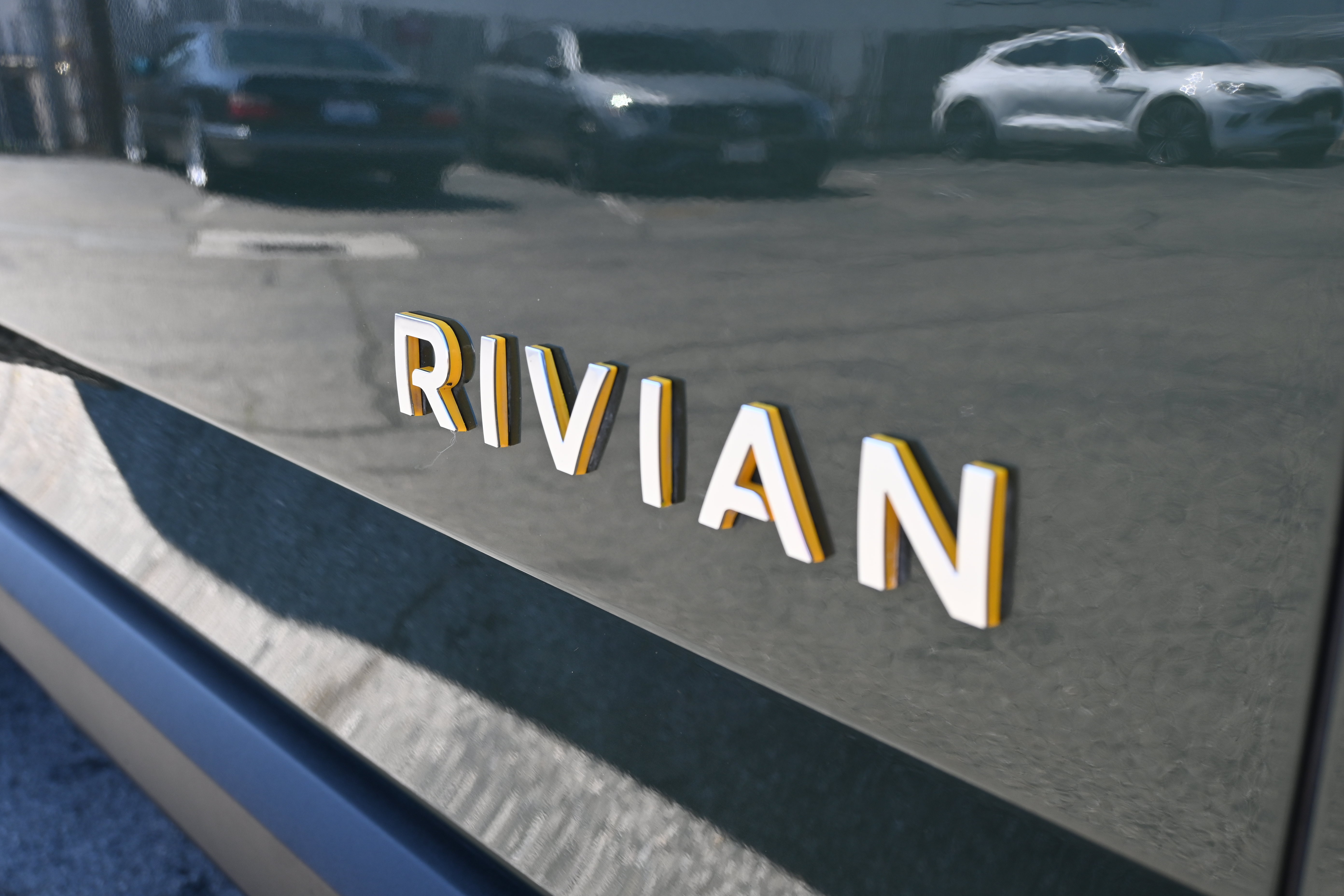 Used 2023 Rivian R1S Adventure AWD/4WD image 19