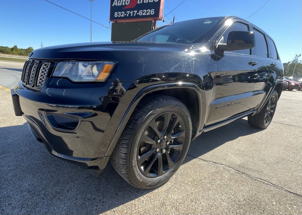 Used 2021 Jeep Grand Cherokee Laredo X image 4