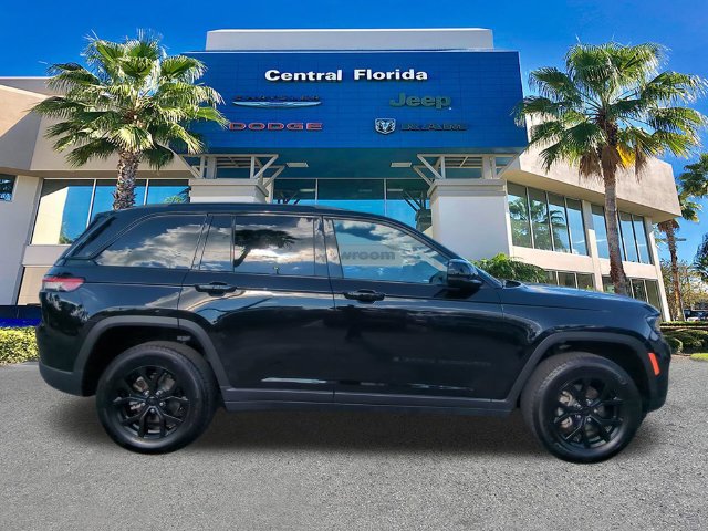 Certified 2025 Jeep Grand Cherokee Altitude AWD/4WD image 4