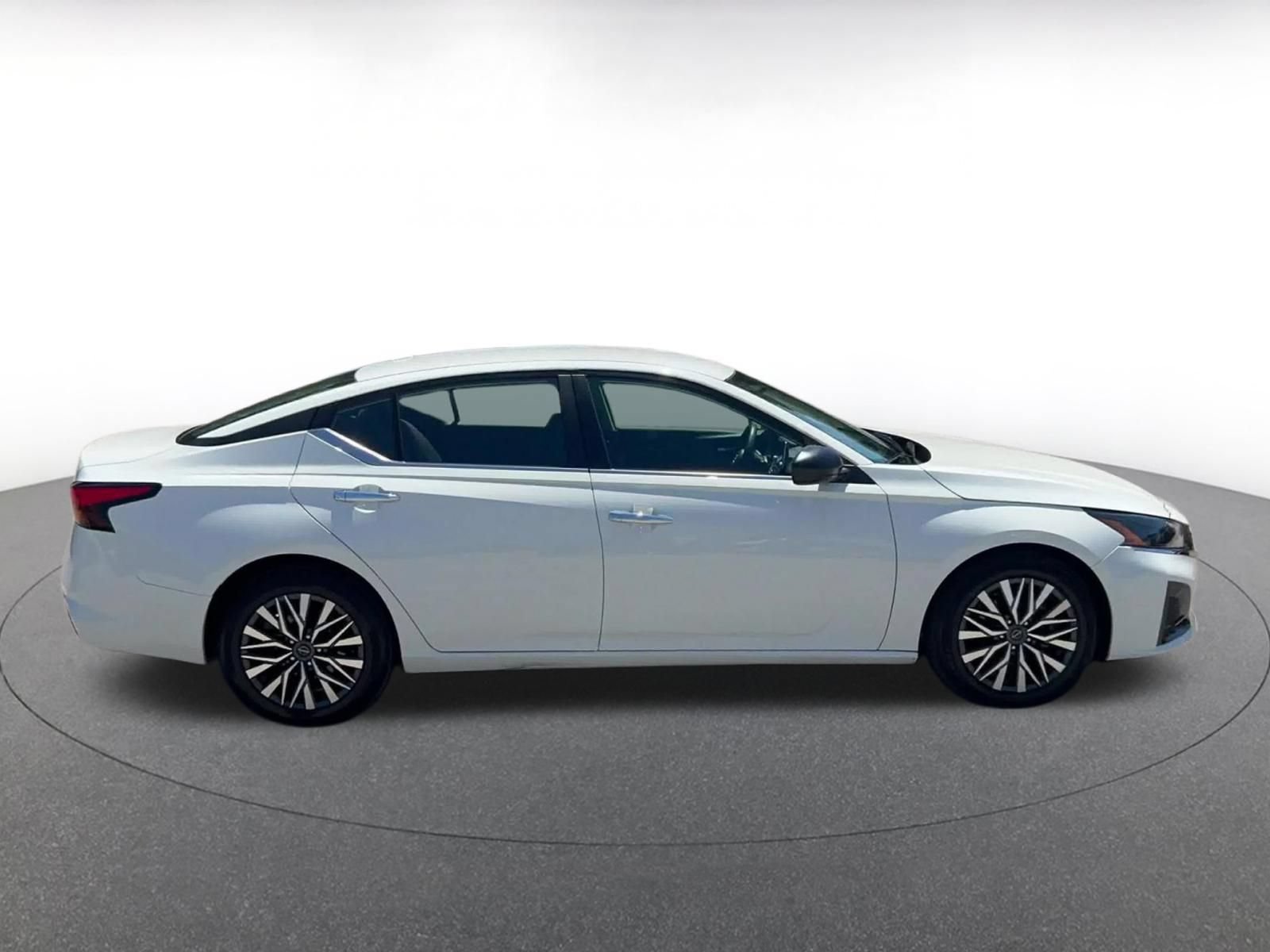 Used 2025 Nissan Altima 2.5 SV FWD image 13