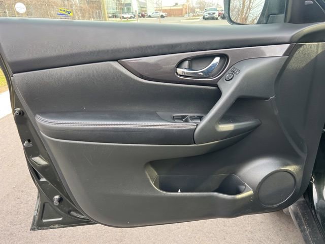 Used 2018 Nissan Rogue SV image 17