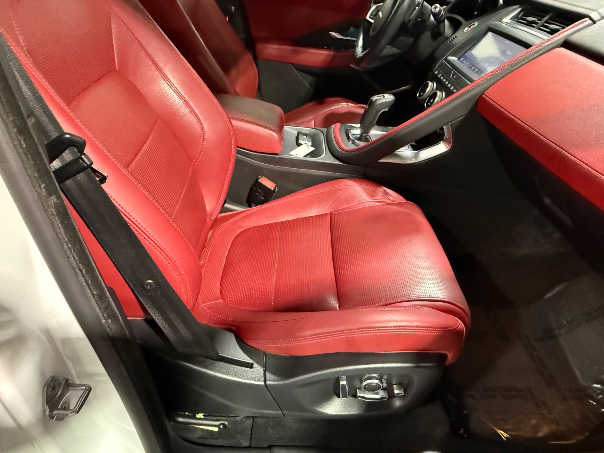 Used 2019 Jaguar E-PACE R-Dynamic SE image 50