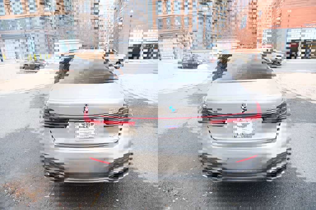 Used 2021 BMW 750i xDrive w/ Executive Package image 9