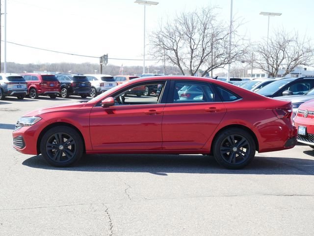 Used 2023 Volkswagen Jetta SE w/ Panoramic Sunroof Package image 4