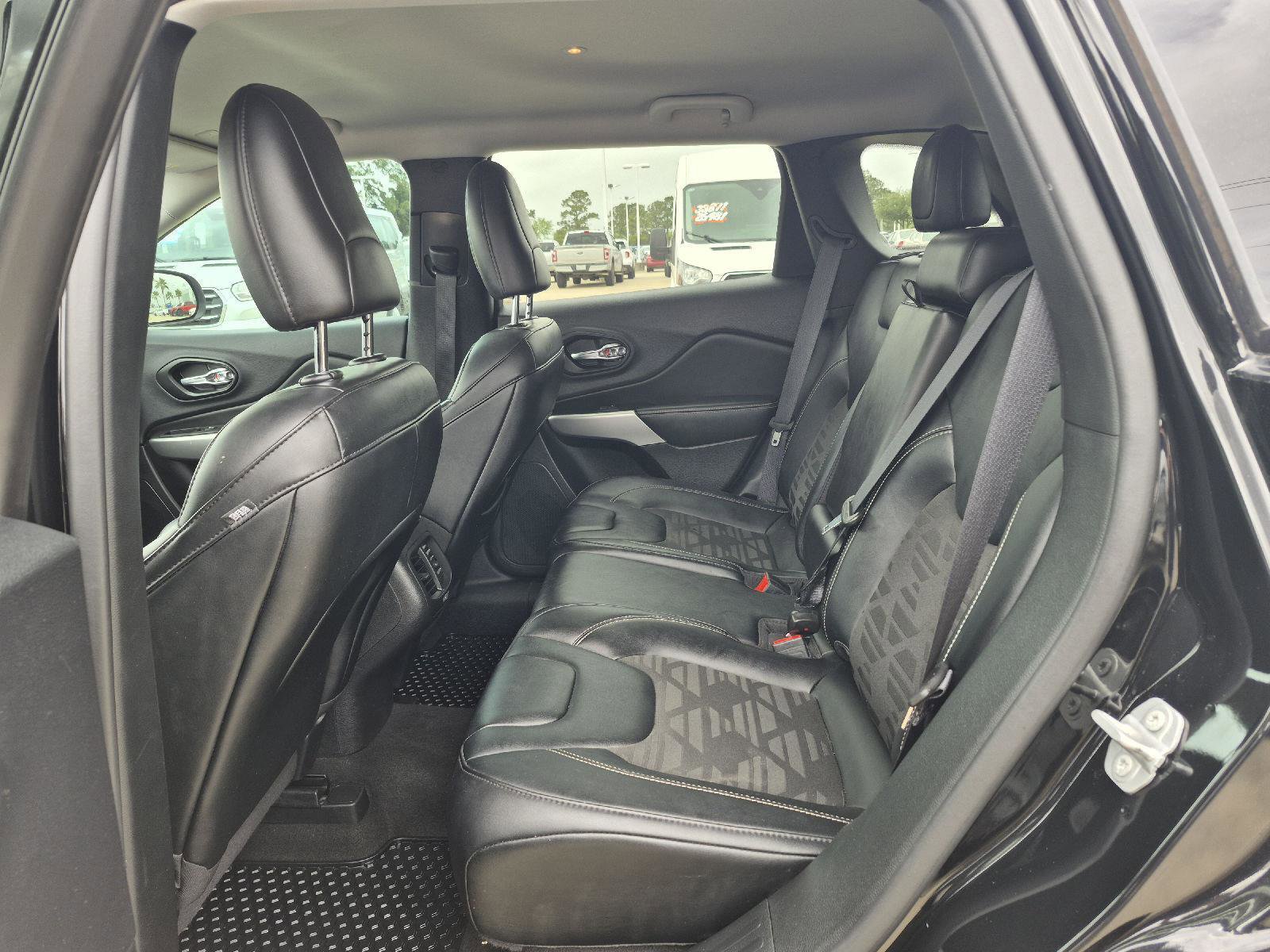 Used 2022 Jeep Cherokee Latitude AWD/4WD image 9