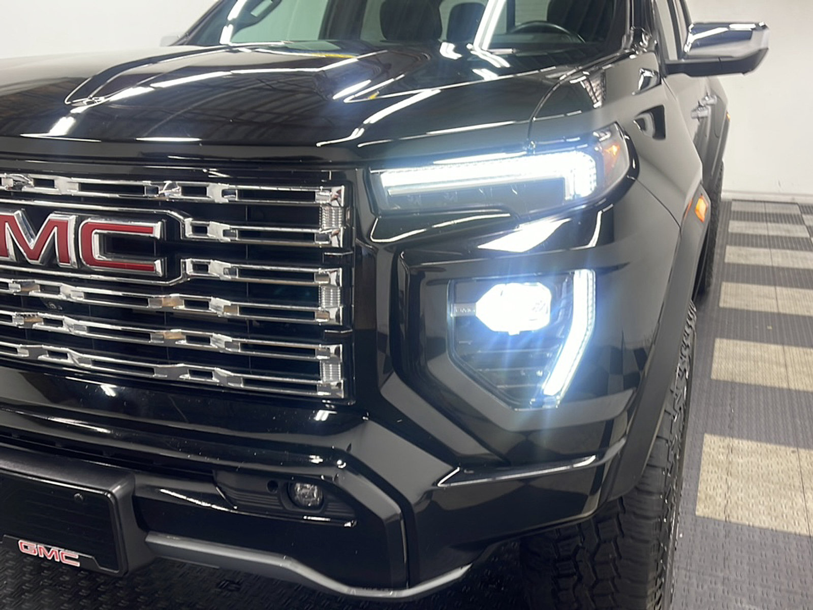Used 2023 GMC Canyon Denali w/ Denali Black Edition AWD/4WD image 27