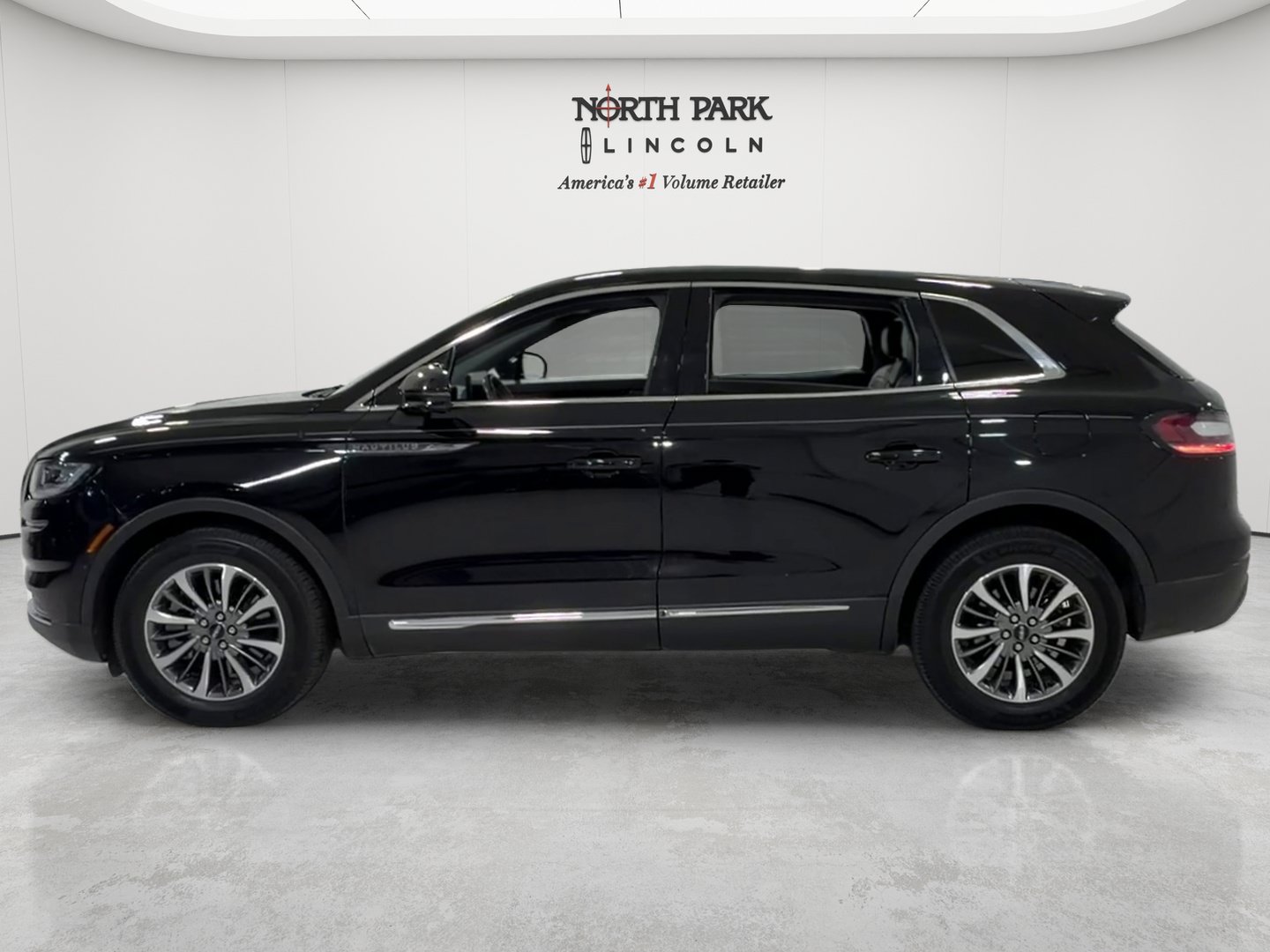 Used 2022 Lincoln Nautilus Reserve FWD image 2