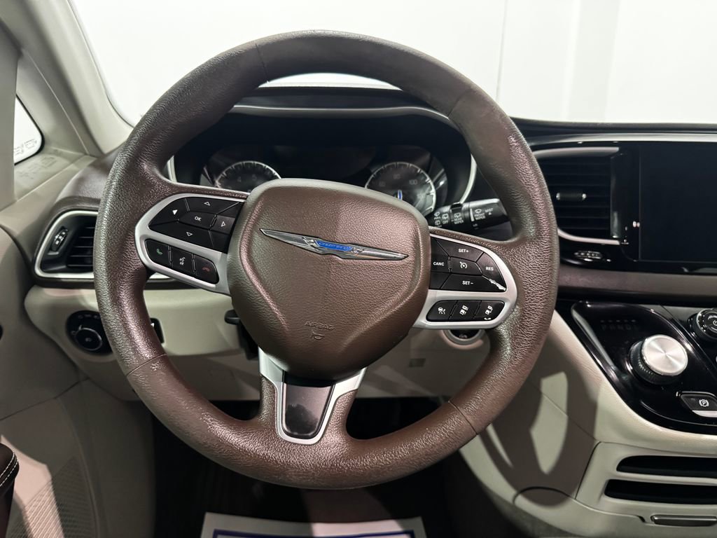 Used 2020 Chrysler Pacifica Touring w/ Advanced Safetytec Group FWD image 4