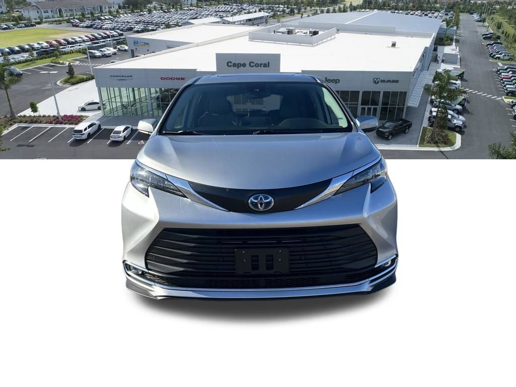 Used 2024 Toyota Sienna XLE FWD image 8