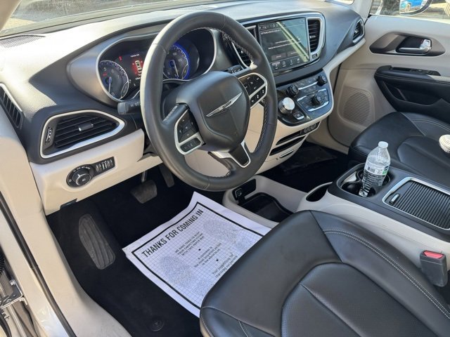 Used 2024 Chrysler Pacifica Touring-L image 14