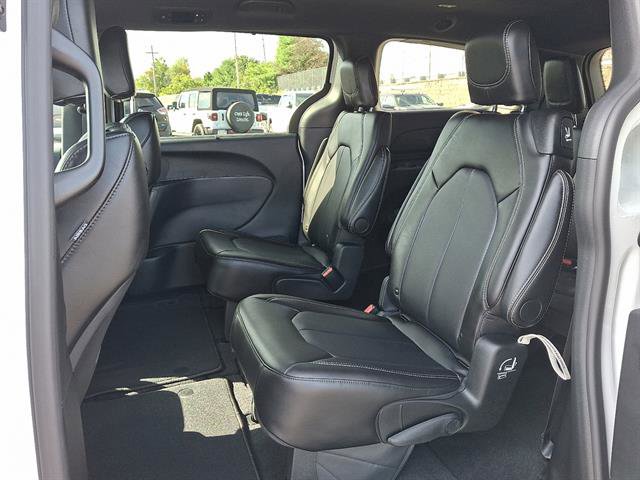 New 2026 Chrysler Pacifica Select image 7