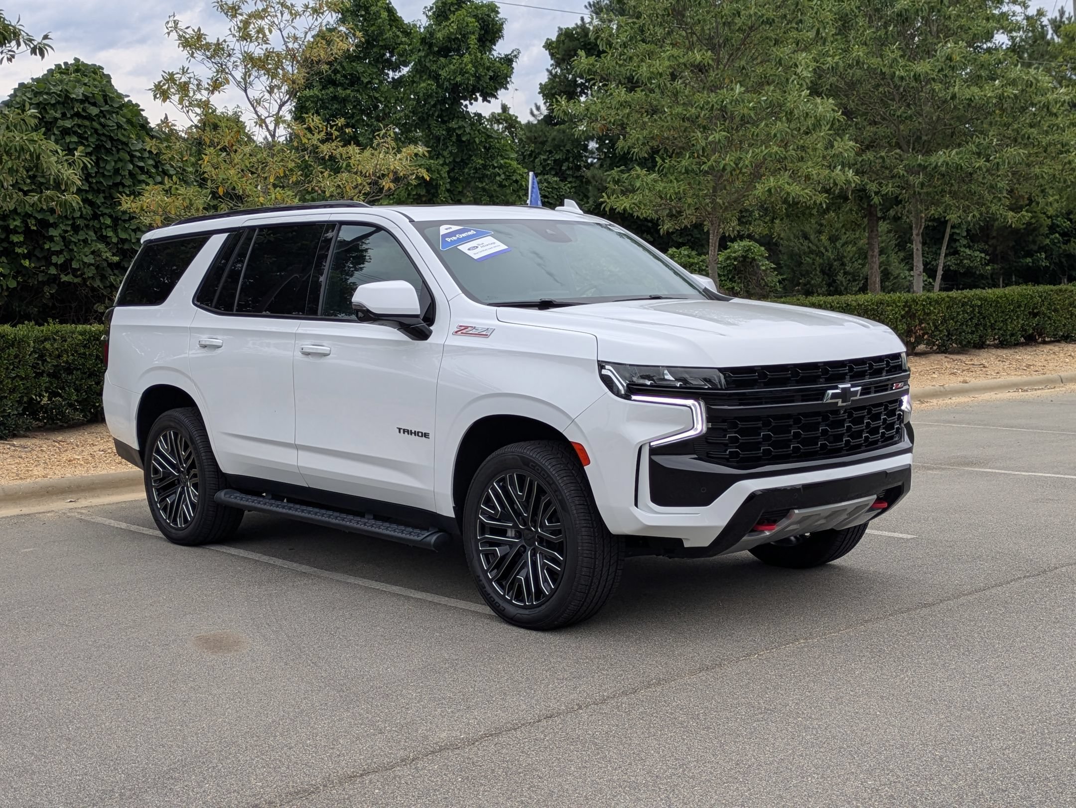 Used 2023 Chevrolet Tahoe Z71 w/ Luxury Package AWD/4WD image 2