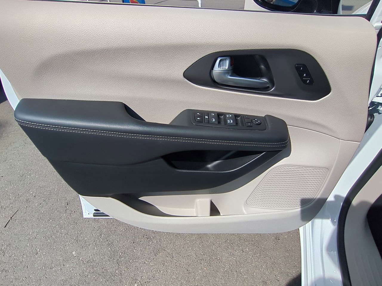 Used 2024 Chrysler Pacifica Touring-L image 20