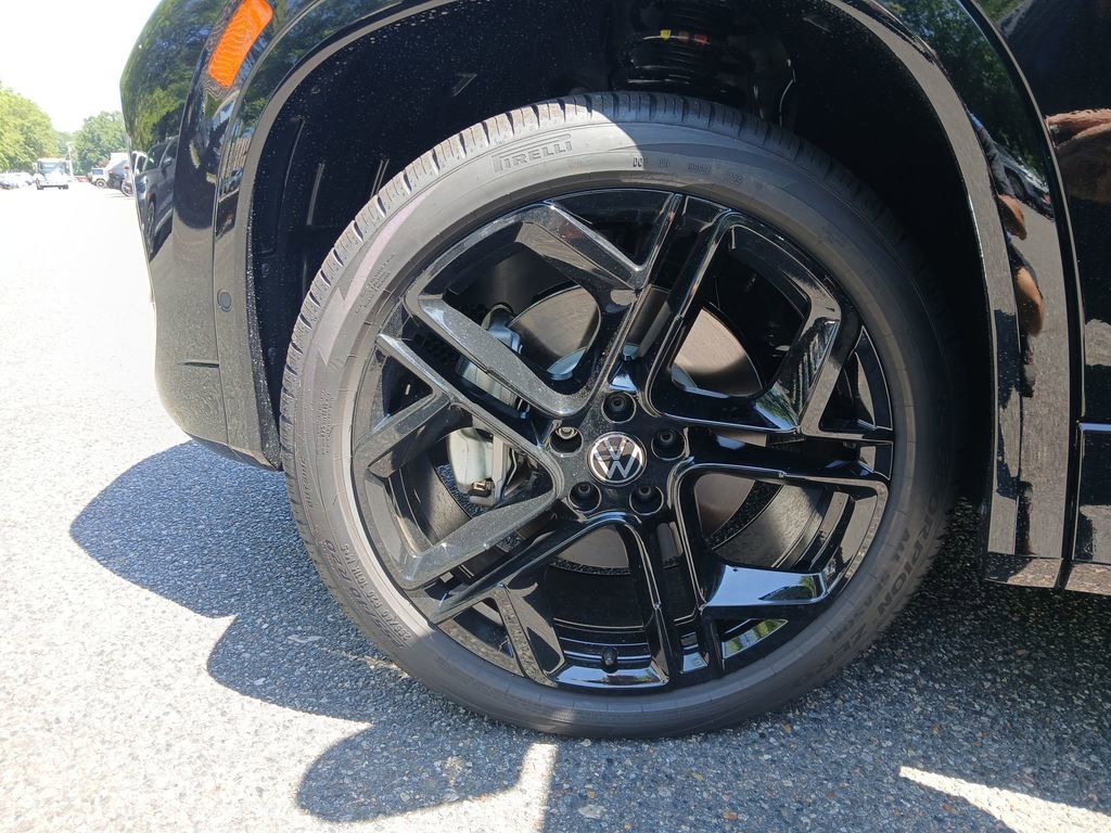 Used 2025 Volkswagen Tiguan SE R-Line image 26