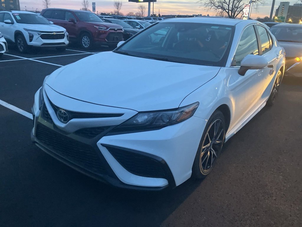 Used 2024 Toyota Camry SE image 1
