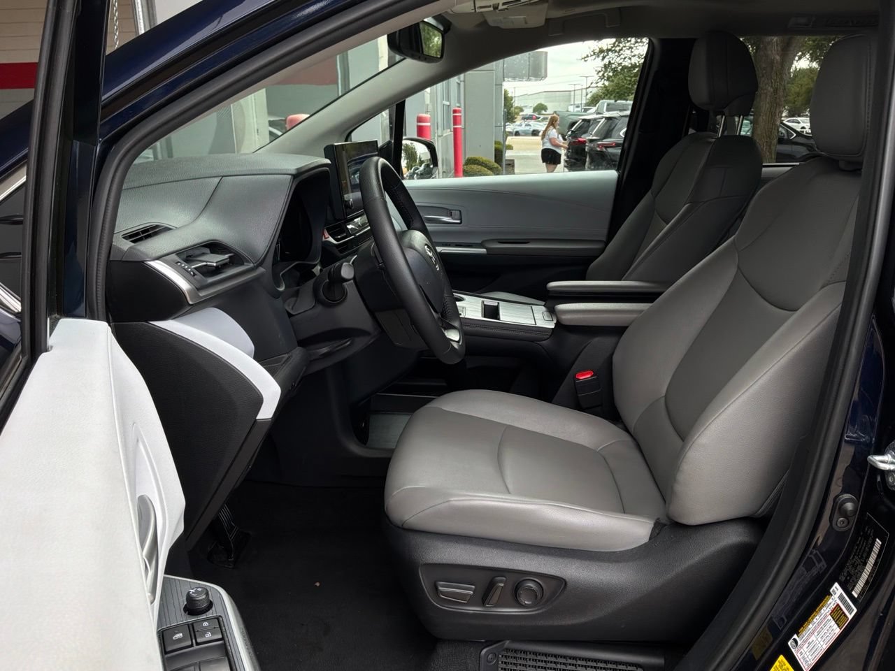 Used 2026 Toyota Sienna XLE FWD image 10