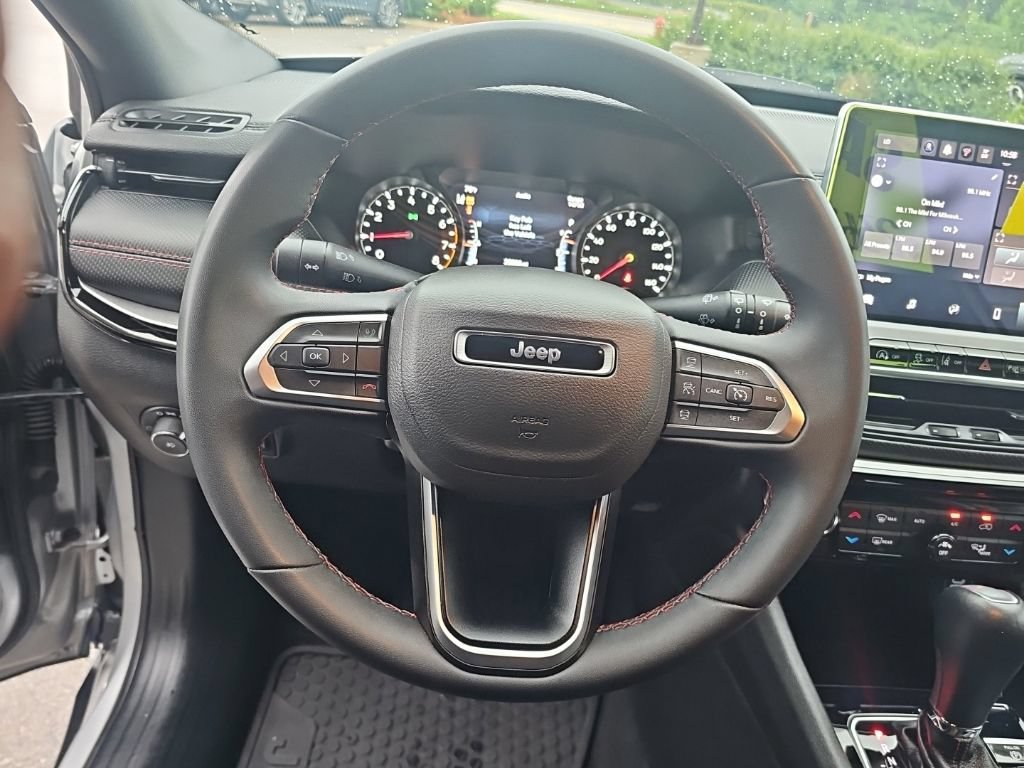 Used 2025 Jeep Compass Trailhawk AWD/4WD image 15