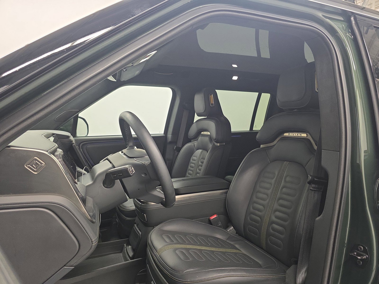 Used 2024 Rivian R1S Adventure AWD/4WD image 20