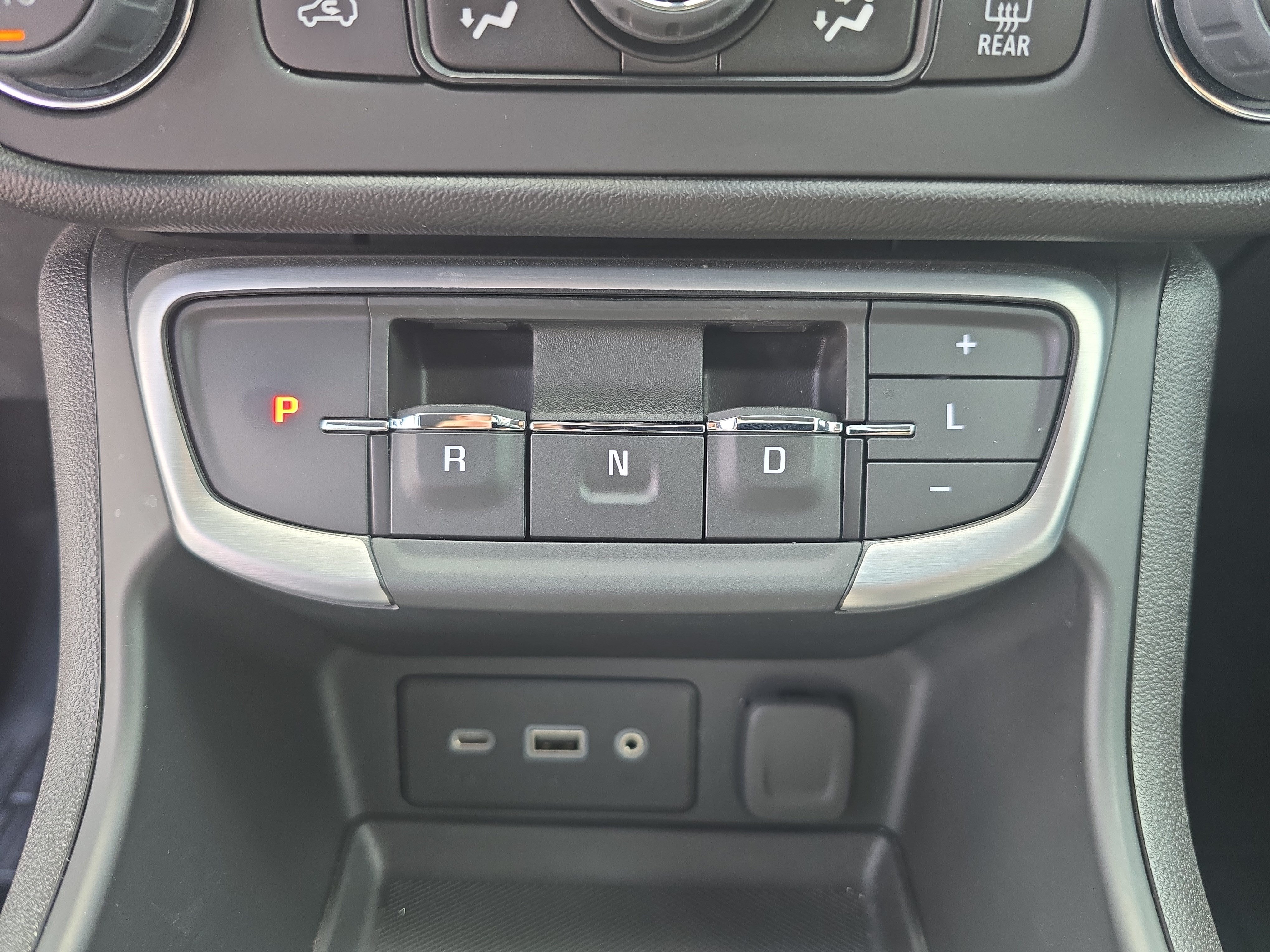 Used 2024 GMC Terrain SLE w/ Driver Convenience Package FWD image 23