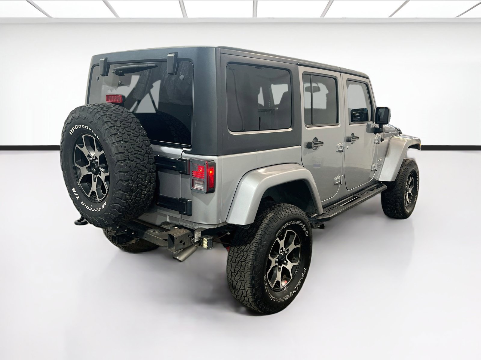 Used 2016 Jeep Wrangler Unlimited Sahara w/ Max Tow Package AWD/4WD image 4