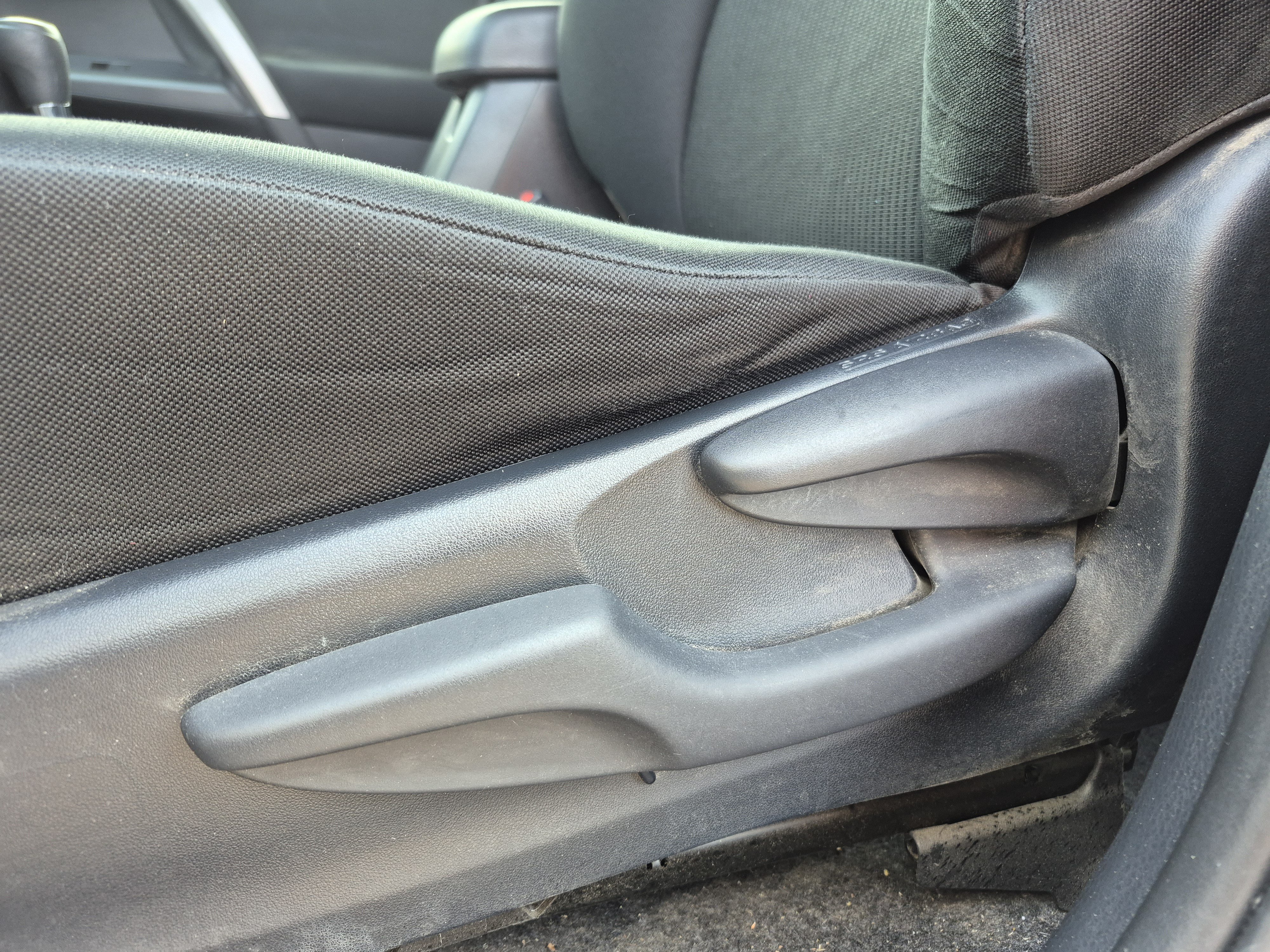 Used 2018 Toyota RAV4 LE w/ Carpet Mat Package AWD/4WD image 15