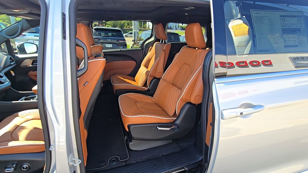 New 2026 Chrysler Pacifica Pinnacle w/ Trailer Tow Group FWD image 15