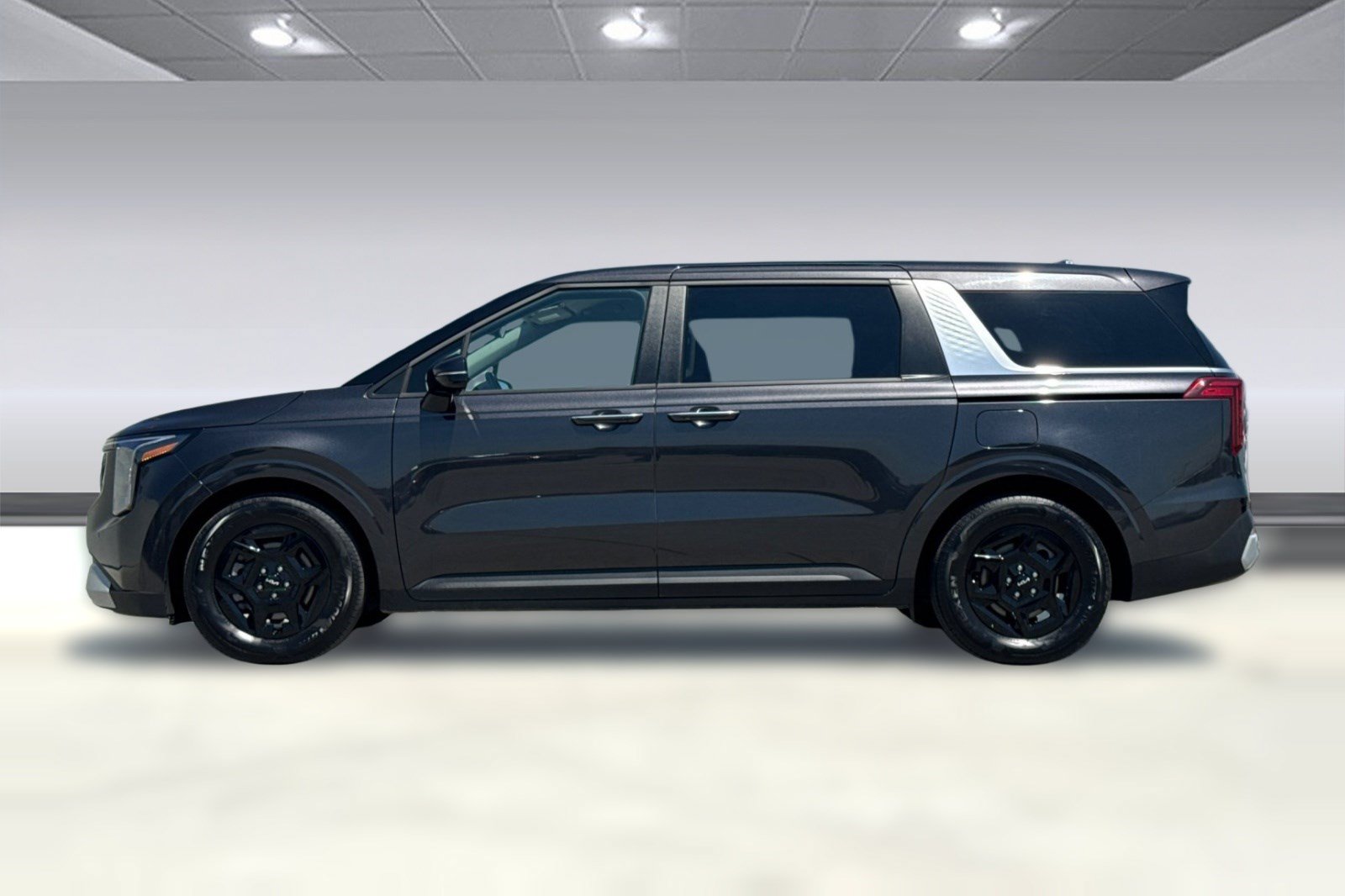 Used 2026 Kia Carnival FWD image 2