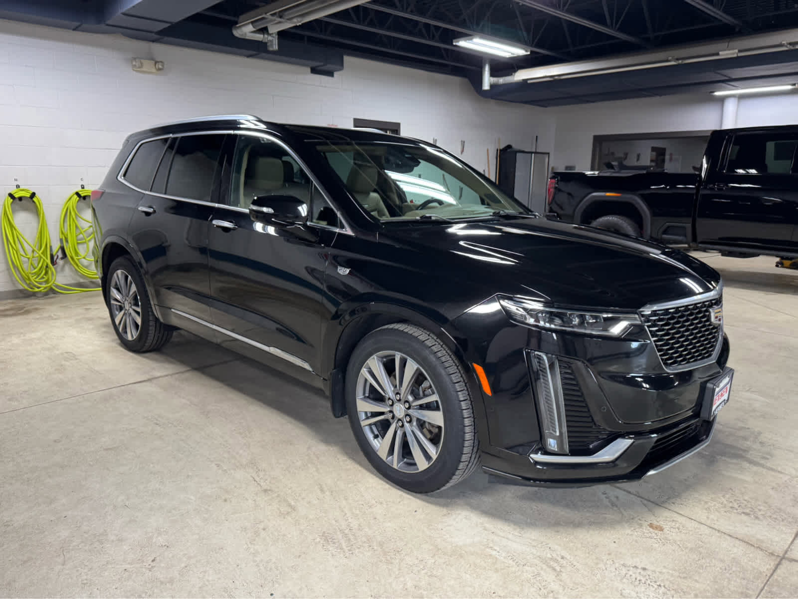 Used 2020 Cadillac XT6 Premium Luxury w/ Platinum Package image 3