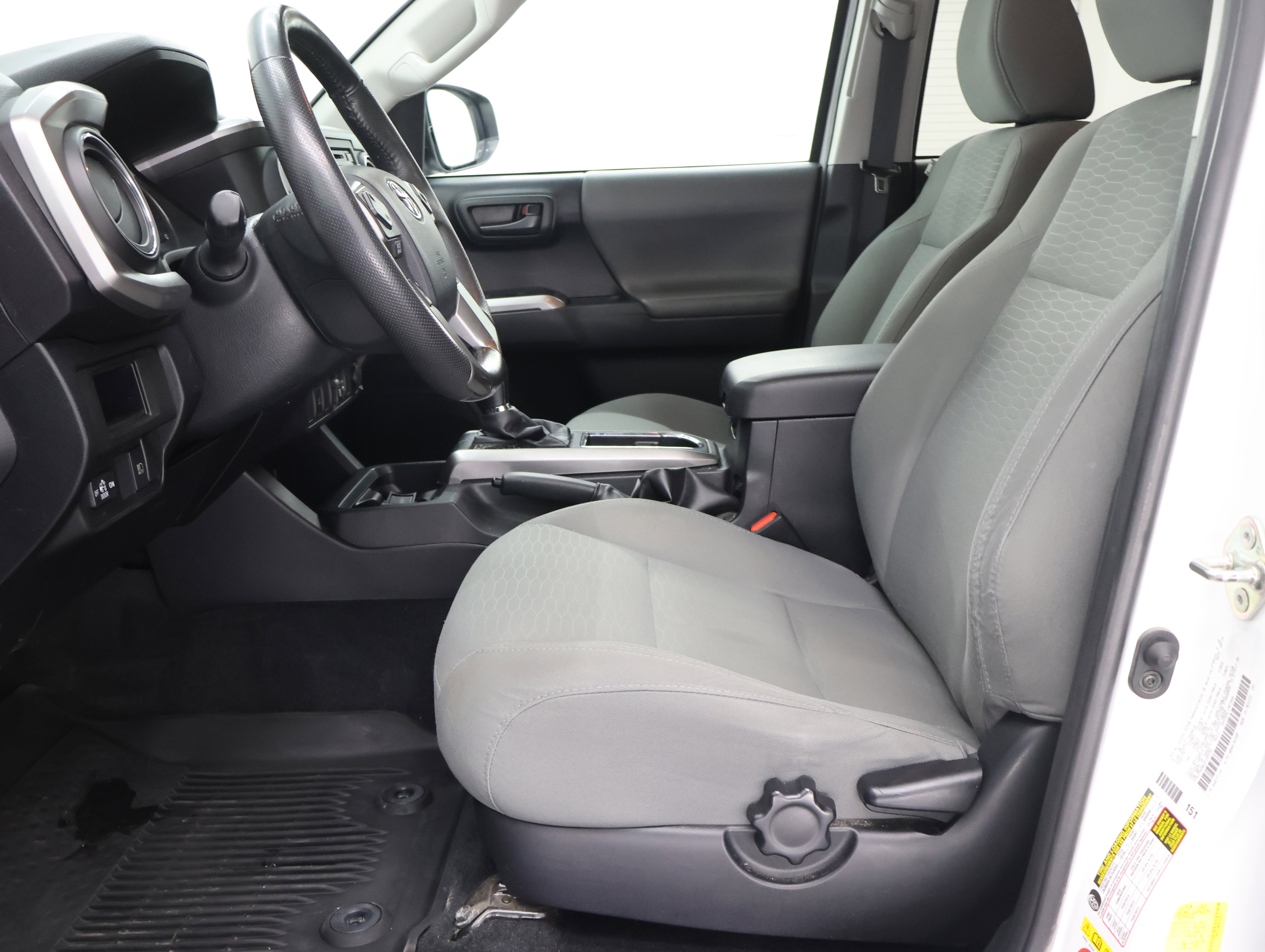Used 2018 Toyota Tacoma SR5 AWD/4WD image 8